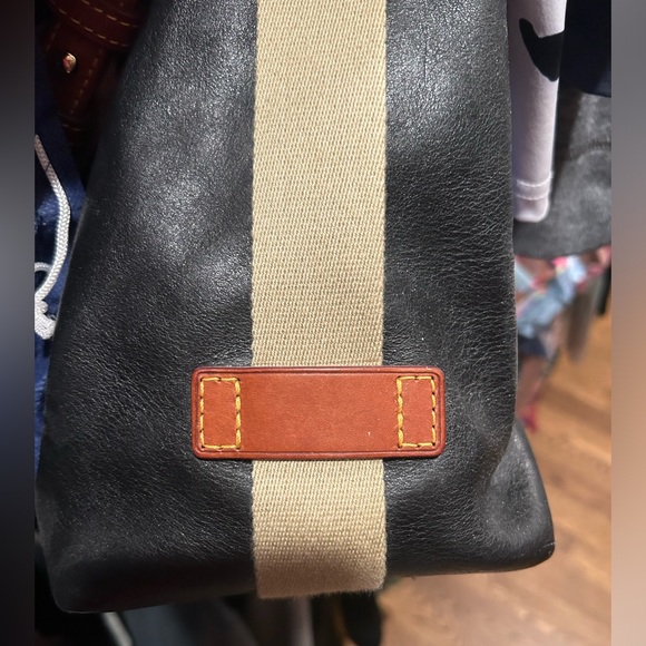 Almost new black leather Dooney and Bourke single strap hobo bag - Picture 8 of 9